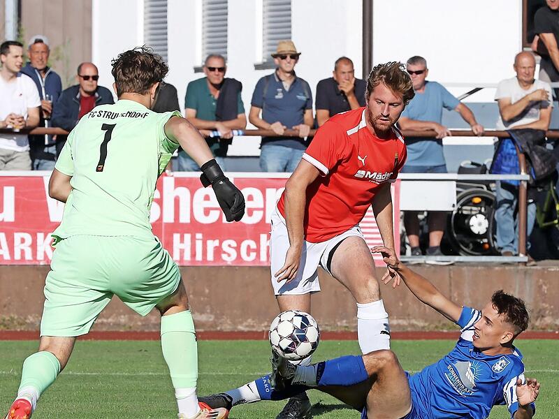 Gemeinsam vereiteln Strullendorfs Torhüter Hermann-Otto Horst (links) und Niklas Griebel (M.) die Chance des Hirschaiders Jannes Phohlmann. Am Ende setzte sich der FC im Bezirksliga-Derby mit 2:0 durch.