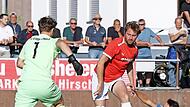 Gemeinsam vereiteln Strullendorfs Torhüter Hermann-Otto Horst (links) und Niklas Griebel (M.) die Chance des Hirschaiders Jannes Phohlmann. Am Ende setzte sich der FC im Bezirksliga-Derby mit 2:0 durch.