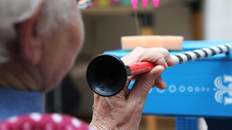 Blasrohrschießen: Anke Schäfer will den Sport nicht nur an Senioren herantragen. Sie plant, eine eigene Gruppe zu gründen.