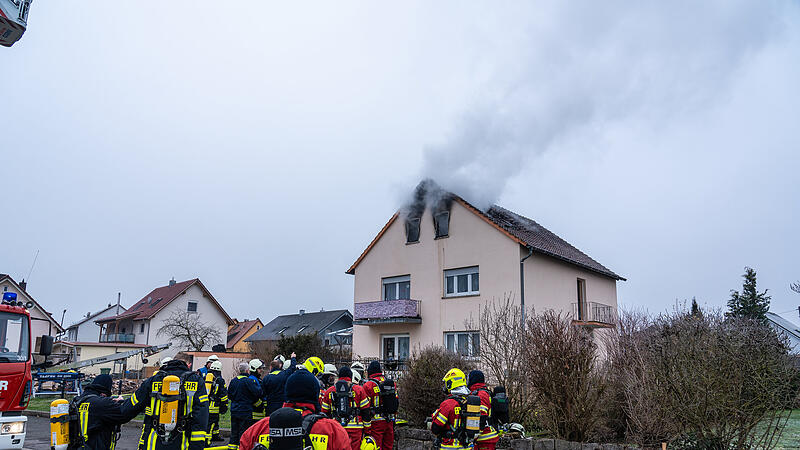 Am Sonntagvormittag (29.12.2024) kam es in Ebing (Landkreis Bamberg) zu einem Brand in einer Dachgeschosswohnung eines Mehrfamilienhauses.