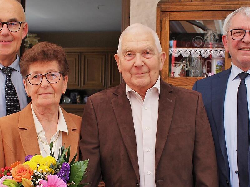 Zum Ehejubil&auml;um von Hildegard und Andreas Gath gratulierten Landrat Hans Kalb (rechts) und B&uuml;rgermeister Jakobus K&ouml;tzner (links).