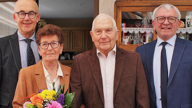 Zum Ehejubil&auml;um von Hildegard und Andreas Gath gratulierten Landrat Hans Kalb (rechts) und B&uuml;rgermeister Jakobus K&ouml;tzner (links).
