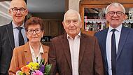 Zum Ehejubil&auml;um von Hildegard und Andreas Gath gratulierten Landrat Hans Kalb (rechts) und B&uuml;rgermeister Jakobus K&ouml;tzner (links).