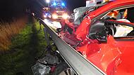 Ein Unfall, der erschütterte. Wohl zu schnell geriet ein 32-jähriger Tuareg-Fahrer auf die Gegenfahrbahn und schleuderte in einen Kleinwagen, den eine 55-Jährige steuerte. Sie starb an der Unfallstelle, der Unfallverursacher ging zu Fuß weg und lö...