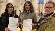 Einig sind sich die CSU-Politikerin und evangelische Synodale Barbara Becker, Dekanin Kerstin Baderschneider und der evangelische Kirchenvorsteher Michael Langer: Es würde sich lohnen, den Buß- und Bettag als gesetzlichen Feiertag wieder einzuführen. Einig sind sich die CSU-Politikerin und evangelische Synodale Barbara Becker, Dekanin Kerstin Baderschneider und der evangelische Kirchenvorsteher Michael Langer: Es würde sich lohnen, den Buß- und Bettag als gesetzlichen Feiertag wieder einzuführen.