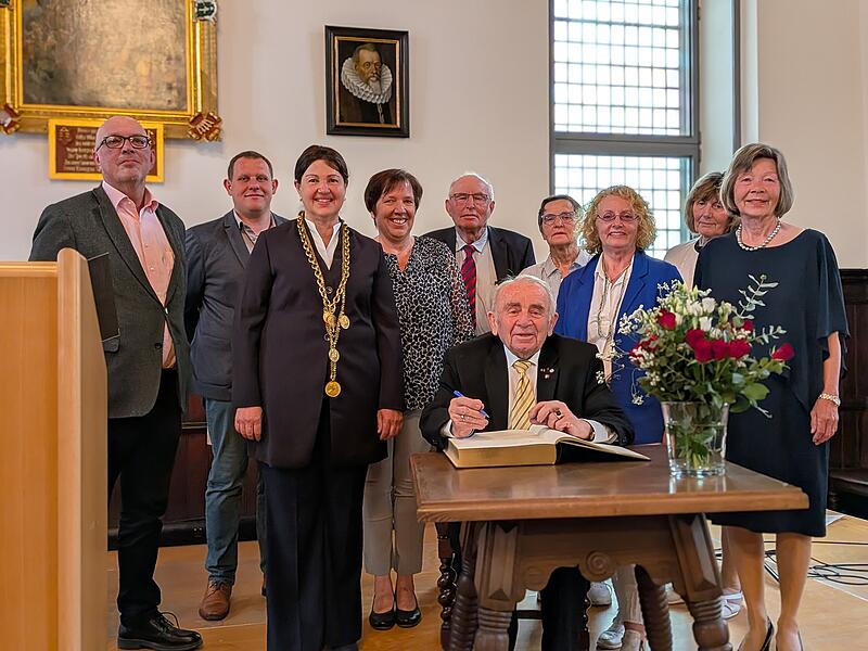 Die ausgeschiedenen Stadtratsmitglieder trugen sich ins Goldene Buch der Stadt ein.