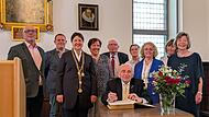 Die ausgeschiedenen Stadtratsmitglieder trugen sich ins Goldene Buch der Stadt ein.