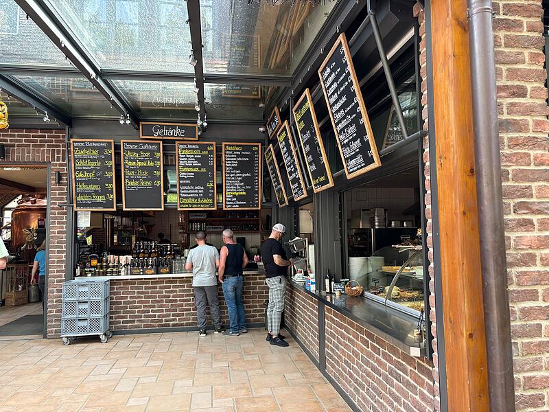 Im Vergleich dazu ging es auf dem Kreuzberg bei Hallerndorf ruhig zu: Die Kellerwirtschaften hatten geöffnet, es war aber kein Problem, einen Platz und etwas zu Essen zu bekommen.Ein bisschen Sommer im April - und die Massen stürmen die Fränkische Schweiz Im Vergleich dazu ging es auf dem Kreuzberg bei Hallerndorf ruhig zu: Die Kellerwirtschaften hatten geöffnet, es war aber kein Problem, einen Platz und etwas zu Essen zu bekommen.
