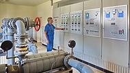 Wasserwart Josef Schirner &uuml;berpr&uuml;ft die neue Steuerungsanlage.Forchheim & Fr&auml;nkische Schweiz