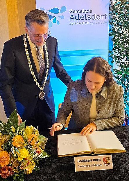 Lilly Kaltenegger trägt sich ins Goldene Buch ein.