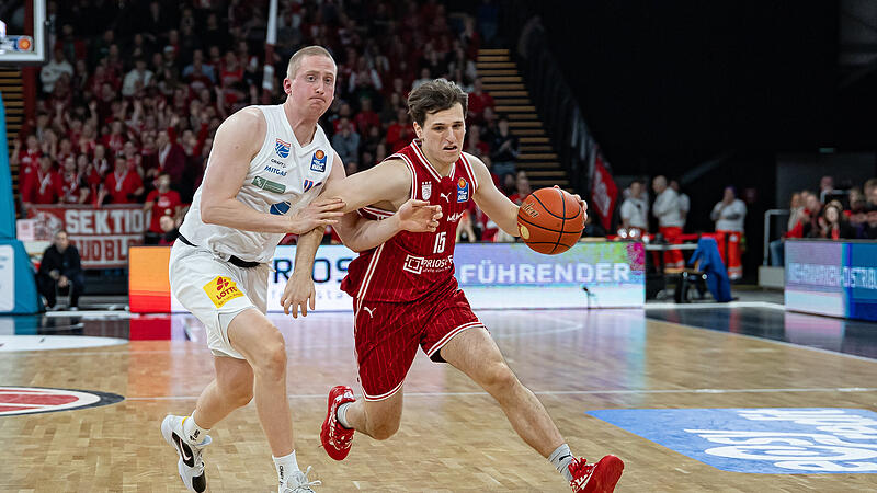 Der Bamberger Aufbauspieler Adrian Petkovic (rechts) h&auml;lt sich den Wei&szlig;enfelser Collin Welp vom Leib.