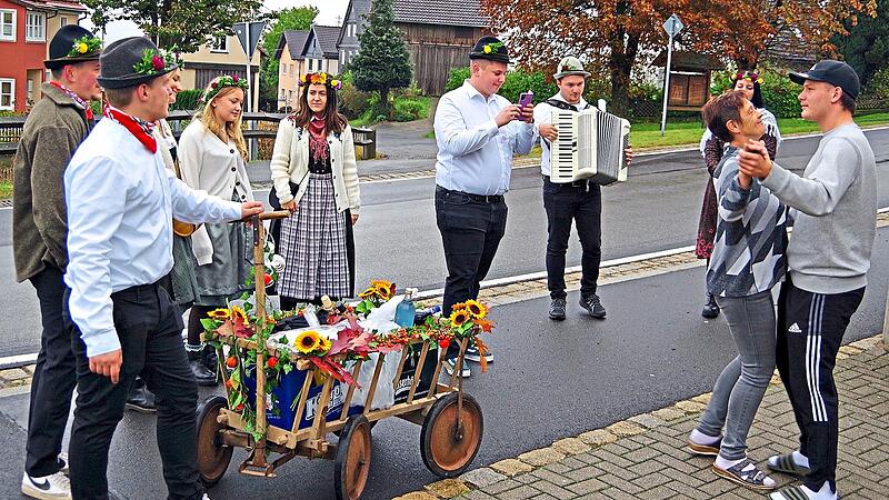 Einem Tänzchen zu den Ziehharmonika-Klängen von Musikus Marcel Mager waren die Ortsbürger nicht abgeneigt. Einem Tänzchen zu den Ziehharmonika-Klängen von Musikus Marcel Mager waren die Ortsbürger nicht abgeneigt.