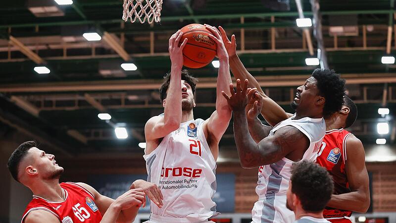 Gabriel Chachashvili (am Ball) greift sich vor seinenm Würzburger Pendant Filip Stanic (links) einen Rebound. Sein Mitspieler Patrick Miller muss nicht mehr eingreifen.