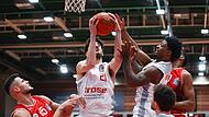 Gabriel Chachashvili (am Ball) greift sich vor seinenm Würzburger Pendant Filip Stanic (links) einen Rebound. Sein Mitspieler Patrick Miller muss nicht mehr eingreifen.