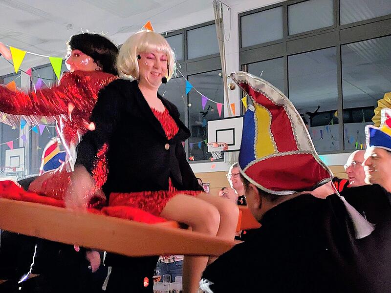 Zu Ehren ihres 10-j&auml;hrigen Auftrittsjubil&auml;ums wurden St&auml;nich-Reporter Gundula Gause (Liane Hemmert) und Claus Kleber (Jaqueline D&uuml;nisch) diesmal auf einer S&auml;nfte in den Saal getragen.