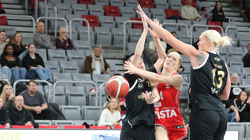 Emma Rettinger zieht furchtlos in die Zone und zieht ein Foul. Emma Rettinger zieht furchtlos in die Zone und zieht ein Foul.