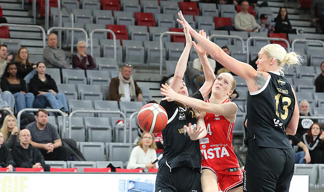 Emma Rettinger zieht furchtlos in die Zone und zieht ein Foul. Emma Rettinger zieht furchtlos in die Zone und zieht ein Foul.