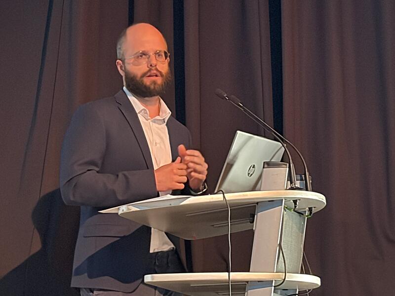 Klimaanpassungsmanager Maximilian Br&ouml;nner informiert die B&uuml;rger in der in der Fortuna Kulturfabrik in H&ouml;chstadt.