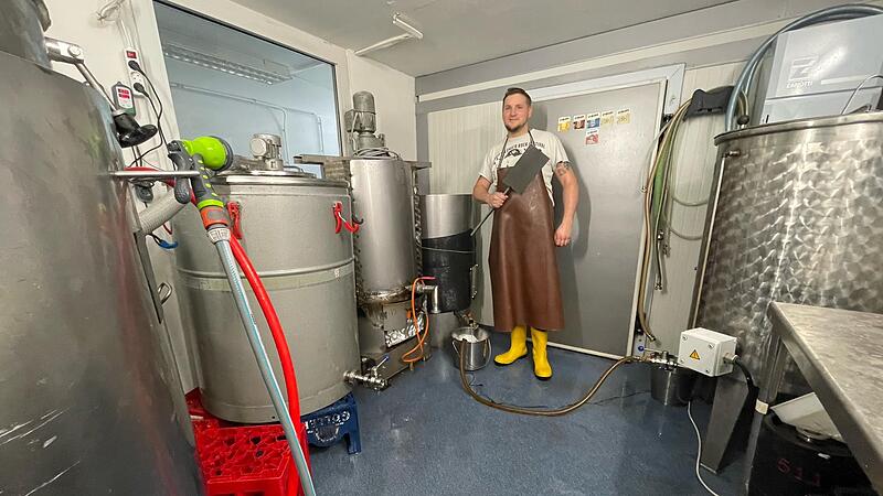 Braumeister Jonas Stöhr bei der Arbeit in seiner kleinen Brauerei