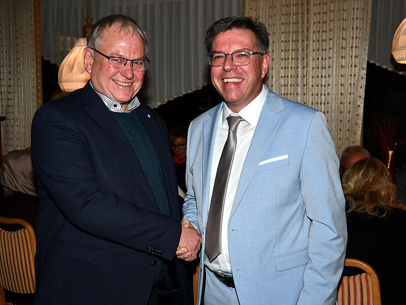 Ex-Bundestags- und -Landtagsabgeordneter Thomas Hacker (links) aus Bayreuth leitete bei der FDP-Aufstellungsversammlung nicht nur die Wahlen, sondern gratulierte auch Thomas Nagel als Erster zur OB-Kandidatur.