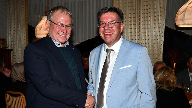 Ex-Bundestags- und -Landtagsabgeordneter Thomas Hacker (links) aus Bayreuth leitete bei der FDP-Aufstellungsversammlung nicht nur die Wahlen, sondern gratulierte auch Thomas Nagel als Erster zur OB-Kandidatur.