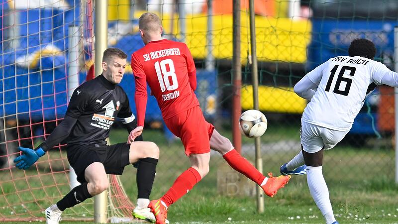Kamalou Tchagouni vom TSV Buch setzt sich gegen Tobias Freimuth und Keeper Felix Bischoff durch.Forchheim & Fr&auml;nkische Schweiz