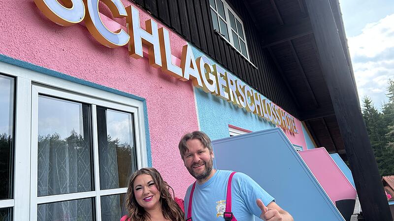 Angela Henn und Dennis Klak haben sich im ehemaligen Waldhotel Hubertus ihren gro&szlig;en Traum von einem Schlagerschloss erf&uuml;llt.