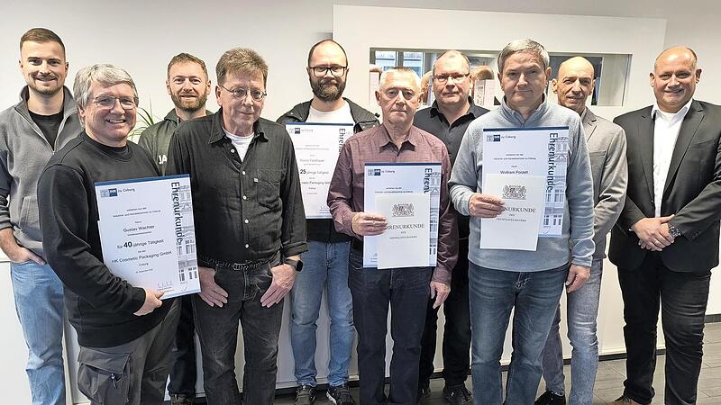 Fabian Querfeld, Gustav Wachter, Betriebsratsvorsitzender Alexander Knorr, Andreas Hess, Ronny Feisthauer, Sergej Brickmann, Martin Beyersdorfer, Wolfram Porzelt, Stefan Ittner und Gesch&auml;ftsf&uuml;hrer Christian Abicht (von links) bei der Ehrung.