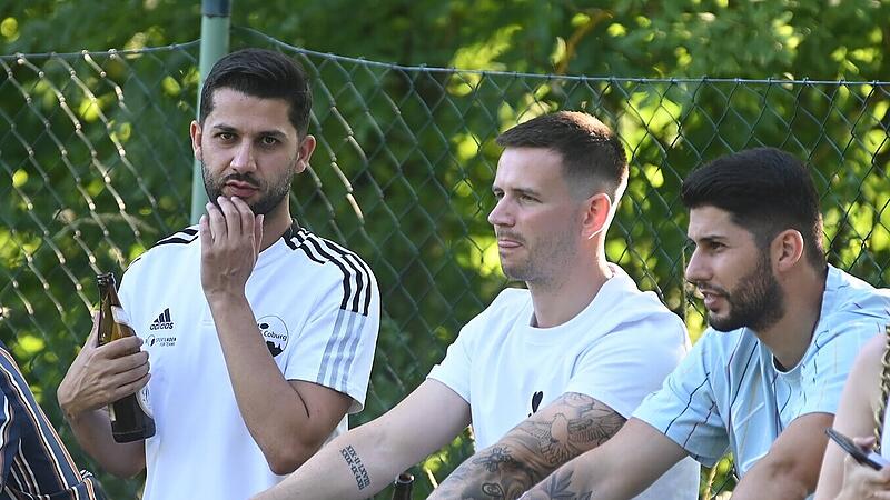 G&ouml;khan Sener, Kevin Hartmann und Sertan Sener (von links, hier als Zuschauer beim Legenden-Spiel zwischen dem DVV Coburg und VfL Frohnlach im Sommer 2023) kommen zum SC Sylvia Ebersdorf.