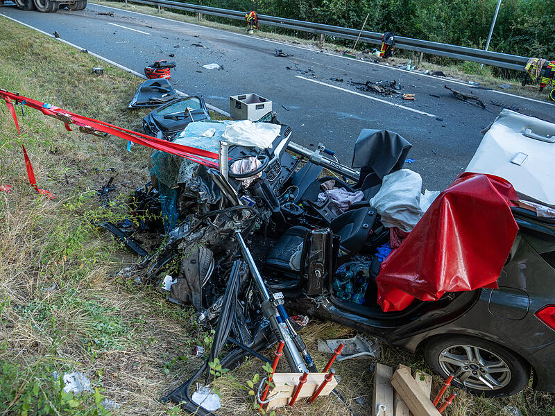 Auto kommt in Gegenverkehr und kollidiert mit Lastwagen: 24-jährige Frau lebensgefährlich verletztSchwerer Unfall Wiesenttal