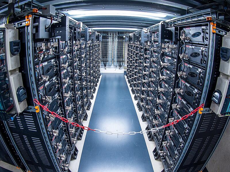 Ein Batteriespeicher mit einer Kapazität von 14 Megawatt soll bei Steinbach am Wald entstehen.