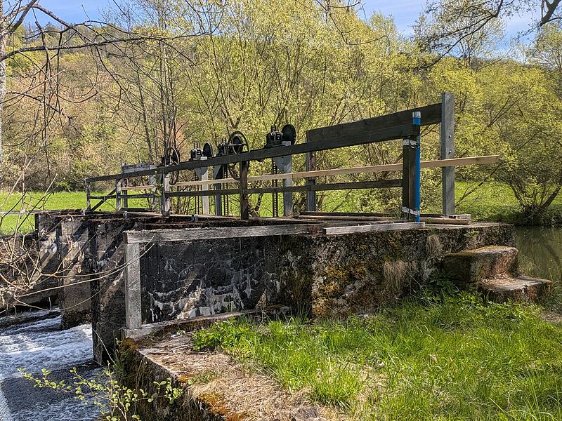 Das Wehr am Wei&szlig;en Main in K&ouml;dnitz. Das Wasserwirtschaftsamt m&ouml;chte den Fluss in zwei Gew&auml;sserarme aufteilen, um die biologische Vielfalt zu erh&ouml;hen.