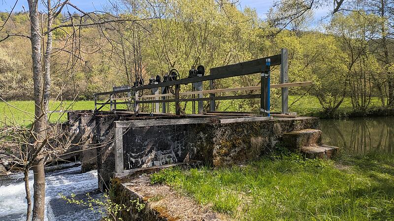 Das Wehr am Wei&szlig;en Main in K&ouml;dnitz. Das Wasserwirtschaftsamt m&ouml;chte den Fluss in zwei Gew&auml;sserarme aufteilen, um die biologische Vielfalt zu erh&ouml;hen.