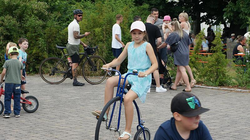 Fahrrad-Fan Luisa probierte sich im Siebener-Park auf einem Mini-Hochrad des Deutschen Fahrradmuseums aus.
