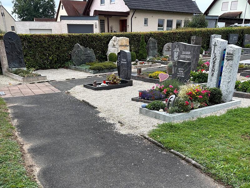 Die Wege des Friedhofs in Kleinsendelbach sind in schlechtem Zustand. Pflasterabeiten sind bereits beauftragt.