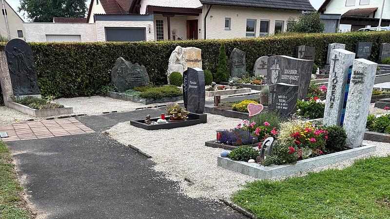 Die Wege des Friedhofs in Kleinsendelbach sind in schlechtem Zustand. Pflasterabeiten sind bereits beauftragt.