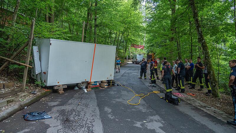 Tragischer Zwischenfall bei Annafest Aufbau - Verkaufsanhänger überrollt Ehepaar.