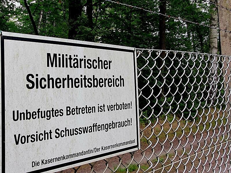 In Faßberg geht man ein langes Stück an dem riesigen Bundeswehr-Stützpunkt entlang.2023 Heidschnuckenweg Teil 5