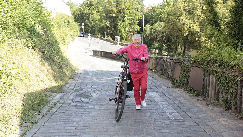 Carmen Frank Carmen Frank mit ihrem Fahrrad auf dem Weg zu ihrer Wohnung in der Nähe des Abtsbergs. Weil der Aufstieg für die schwerbehinderte Bambergerin zu beschwerlich ist, möchte sie umziehen.