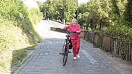 Carmen Frank Carmen Frank mit ihrem Fahrrad auf dem Weg zu ihrer Wohnung in der Nähe des Abtsbergs. Weil der Aufstieg für die schwerbehinderte Bambergerin zu beschwerlich ist, möchte sie umziehen.