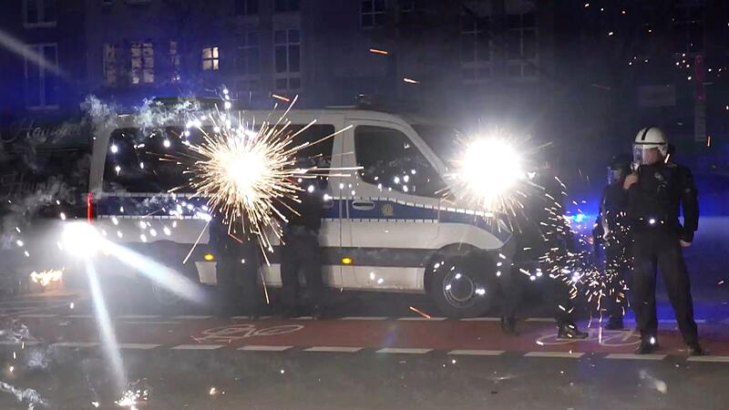 Anklagen nach Angriffen auf Einsatzkräfte an Silvester Anklagen nach Angriffen auf Einsatzkräfte an Silvester
