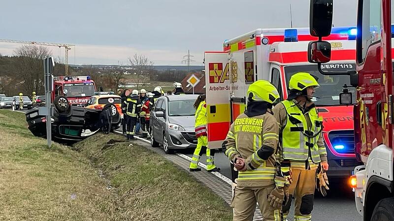 Das Auto blieb im Graben liegen, der Fahrer wurde dabei leicht verletzt.
