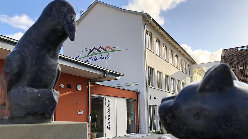 Die Verkehrssituation an der Sinntalschule in Wildflecken ist eskaliert. Die Gemeinde reagiert mit einem absoluten Halteverbot gegenüber der Bushaltestelle. Die Verkehrssituation an der Sinntalschule in Wildflecken ist eskaliert. Die Gemeinde reagiert mit einem absoluten Halteverbot gegenüber der Bushaltestelle.