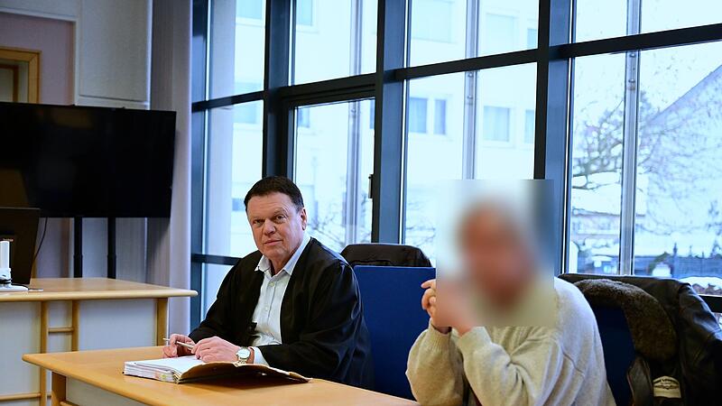 Rechtsanwalt Christoph Seidel aus Bamberg und der Angeklagte