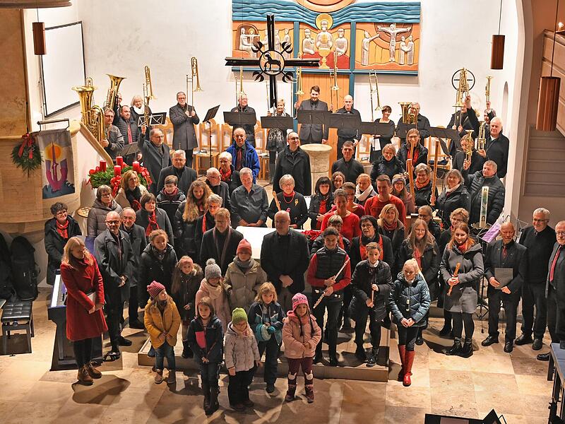 Eindrucksvolle Einstimmung auf die Advents- und nahende Weihnachtszeit: Zum traditionellen Abschlussfoto aller am Konzert Beteiligten fanden sich neben den Solisten des Abends auch die Mitglieder des Flötenchores, des Kinderchores, des Liederkranz...