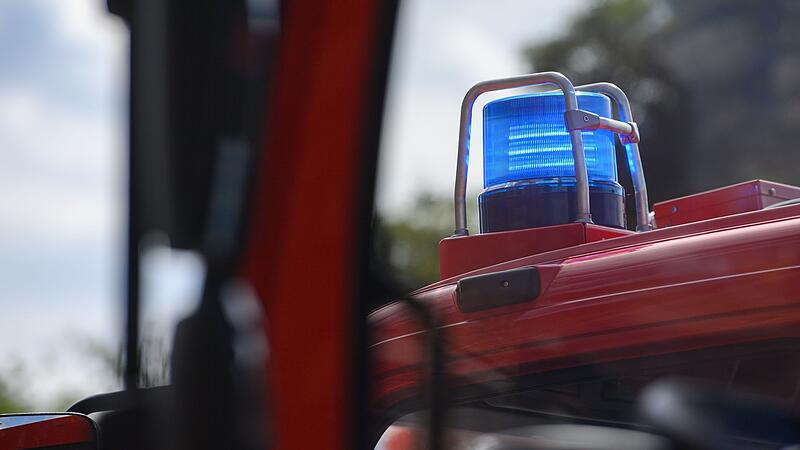 Ein Blaulicht leuchtet auf dem Dach eines Feuerwehrfahrzeugs. Ein Blaulicht leuchtet auf dem Dach eines Feuerwehrfahrzeugs.
