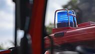Ein Blaulicht leuchtet auf dem Dach eines Feuerwehrfahrzeugs. Ein Blaulicht leuchtet auf dem Dach eines Feuerwehrfahrzeugs.