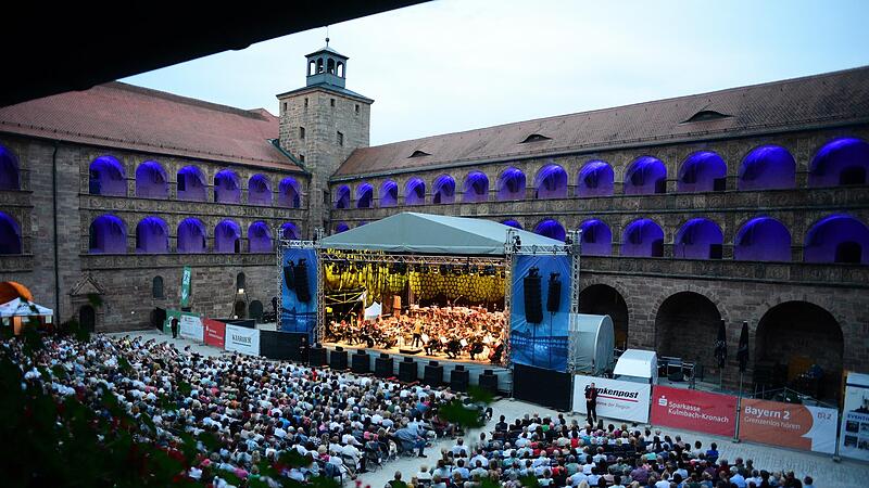 Einen Hauch von Hollywood brachten die N&uuml;rnberger Symphoniker unter dem Dirigenten Evan-Alexis Christ zum Abschluss der Plassenburg-Open-Airs in den Sch&ouml;nen Hof.
