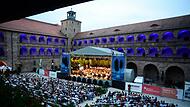 Einen Hauch von Hollywood brachten die Nürnberger Symphoniker unter dem Dirigenten Evan-Alexis Christ zum Abschluss der Plassenburg-Open-Airs in den Schönen Hof.