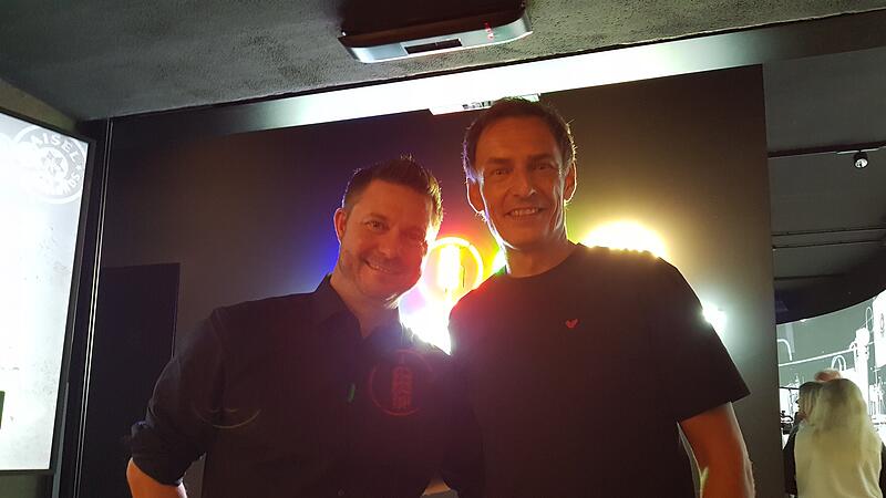 Jeff Maisel (rechts) mit Gesch&auml;ftsf&uuml;hrer Michael Feuerstein freuen sich &uuml;ber die Er&ouml;ffnung der Braukunstwelt.